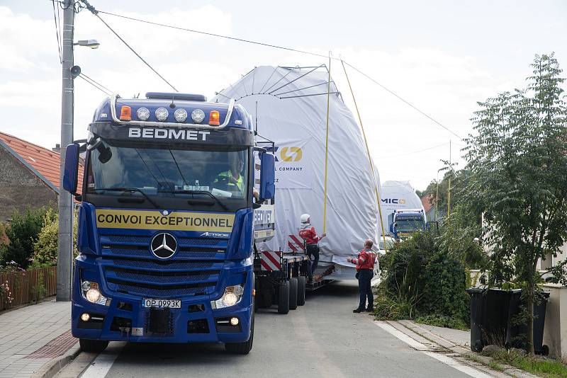 Transport prvních dvou velkých nádrží z Kramolína u Dukovan.