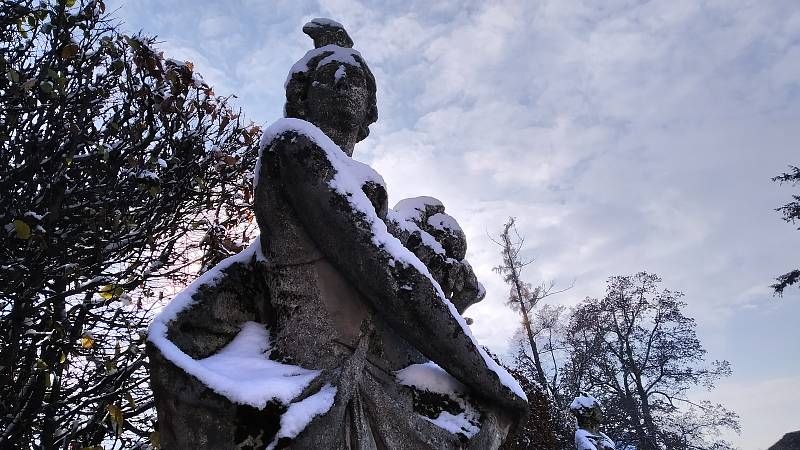 Sníh pokryl jaroměřický zámek i park