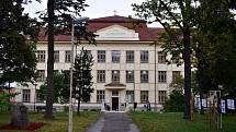 Budova gymnázia v Moravských Budějovicích.