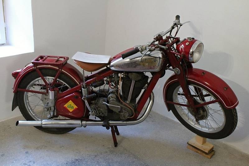 Muzeum československých letců v RAF a expozice starých motocyklů na zámku v Polici u Jemnice.