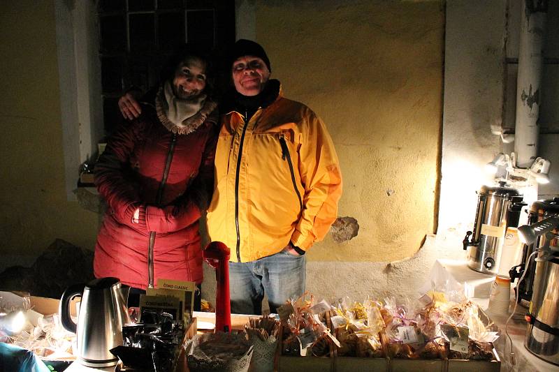 V Třebíči si lidé přišli společně zanotovat na prostranství před Zadní synagogou.