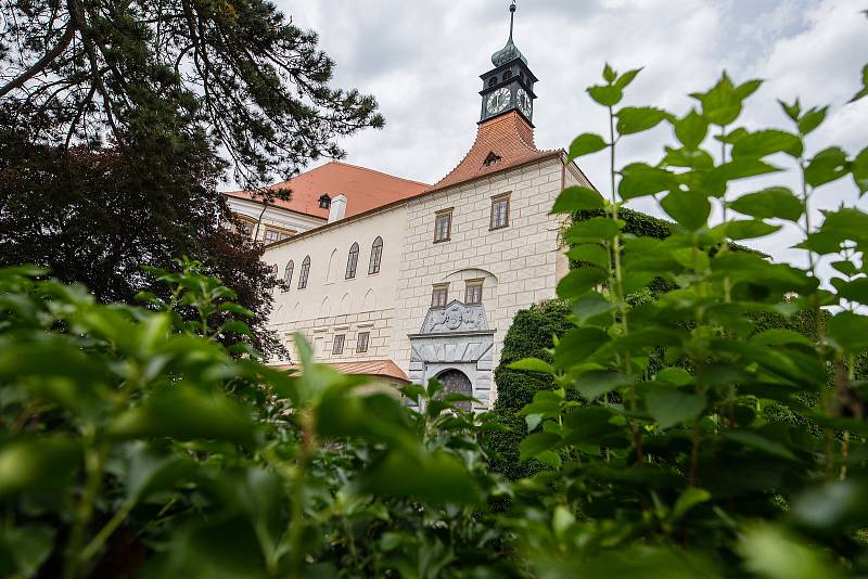 Léčba železem a ohněm. Výstava kovových objektů a skulptur uměleckého kováře Pavla Tasovského na obou nádvořích zámku a v zámeckém parku.