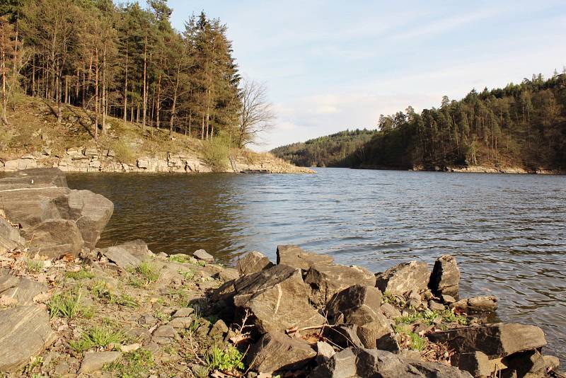 Podél Dalešické přehrady vede nová zelená turistická značka. Turisty zavede přímo k vodě, na místa s poutavými výhledy.