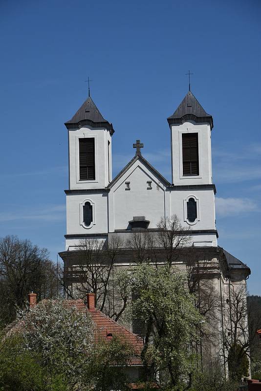 Pohled nad kostel zpoza základní školy