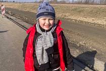 Malý Ostap vyfotografovaný na ukrajinsko-polské hranici by nyní už měl být v Třebíči. Lidé mu chtějí pomoct.