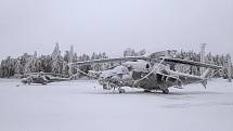 Vrtulník Mi-24 ve speciální ochranné plachtě.