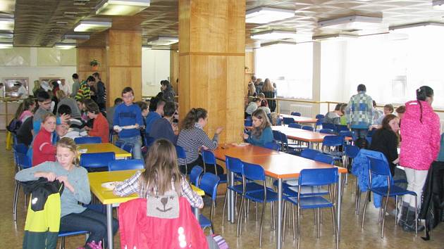 Rekonstrukce podlahy v centrální školní jídelně se protáhne a prodraží