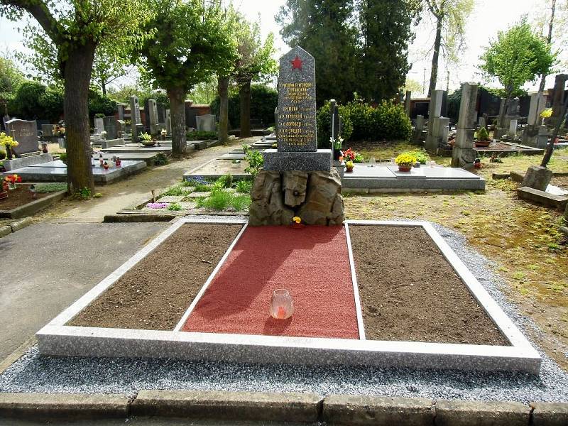 Ještě před oslavami 70. výročí ukončení druhé světové války opravili na hřbitově v Moravských Budějovicích válečný hrob s ostatky padlých ruských vojáků.