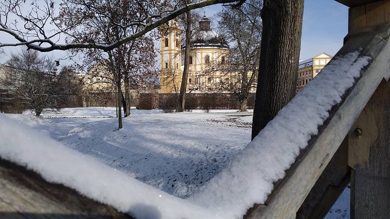 Sníh pokryl jaroměřický zámek i park