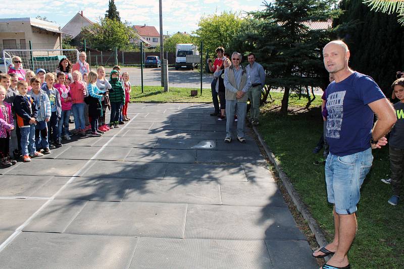 Školáci v Rapoticích mají na hřišti indiánský totem. S pomocí řezbáře Karla Forala je vyřezali žáci.