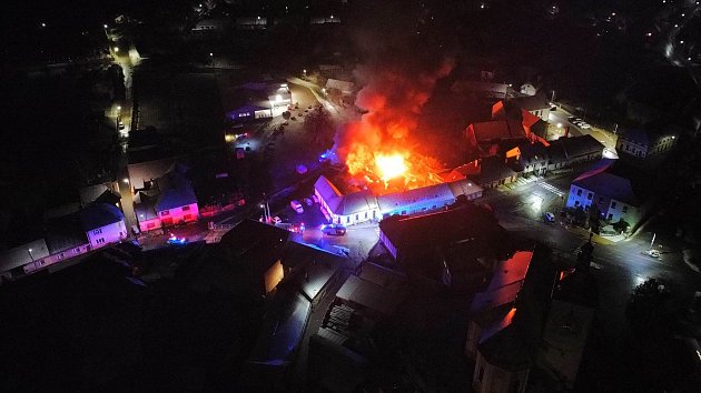 FOTO: ve Starči hořela na náměstí stodola, v akci bylo 11 hasičských jednotek