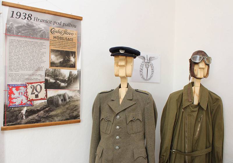 Muzeum československých letců v RAF a expozice starých motocyklů na zámku v Polici u Jemnice.