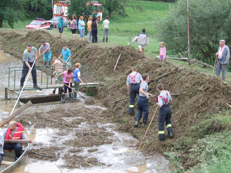 Příval deště byl v Hornicích tak velký, že voda přetekla přes hráz rybníka do vsi. Spláchla vše, co jí stálo v cestě