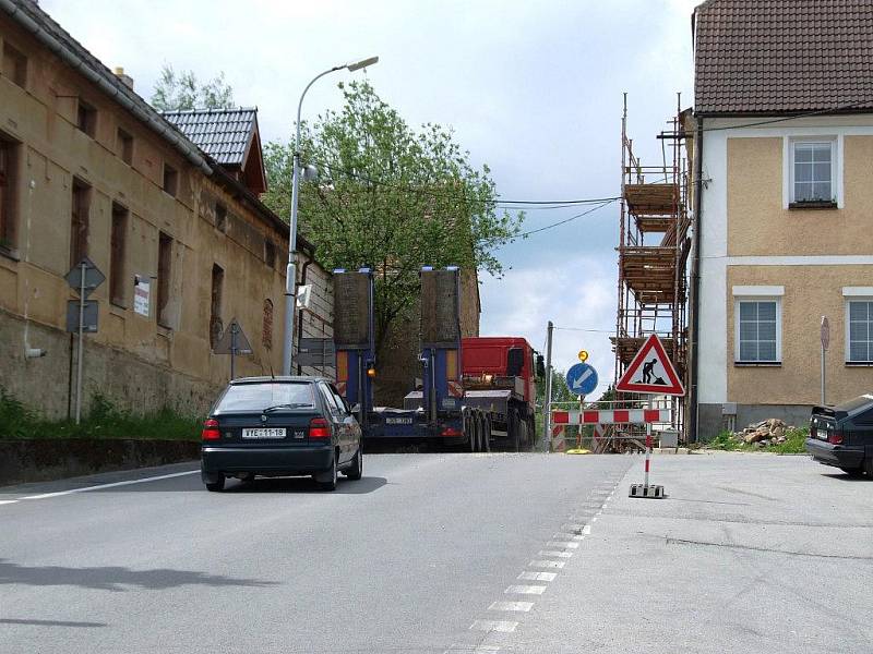 Kdo v těchto dnech míří po silnici první třídy číslo 23, naráží u Třebíče na dvojitou komplikaci. Vjezd i výjezd z města jsou zataraseny, a šoféři musejí volit objízdné trasy.