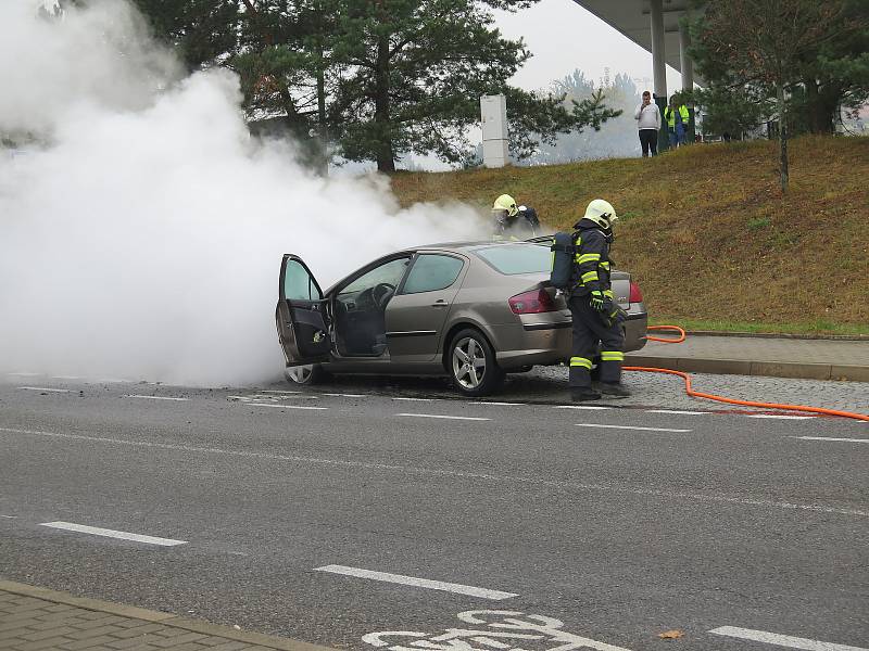 V Třebíči ve středu odpoledne hořelo auto.