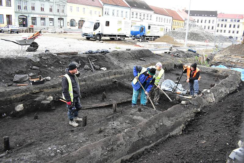 Archeologové na spodní části Karlova náměstí našli pozůstatky domu ze 12. století. Dřevo se zachovalo díky vysoké hladině spodní vody.