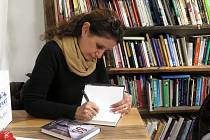 Izraelská spisovatelka Limor Regev při své poslední návštěvě Třebíče, kde sbírá podklady pro svou knihu o zdejším rodákovi Antonínu Kalinovi. Náhodou zavítala i do Knihkupectví Trojan, kde podepsala několik výtisků své knihy Chlapec z bloku 66.