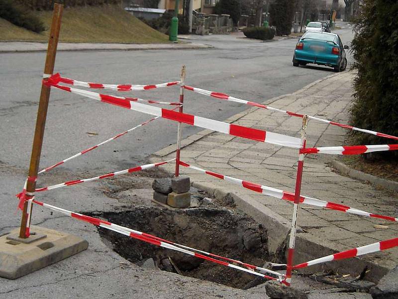 V Arbesově ulici v Třebíči se propadla část silnice.