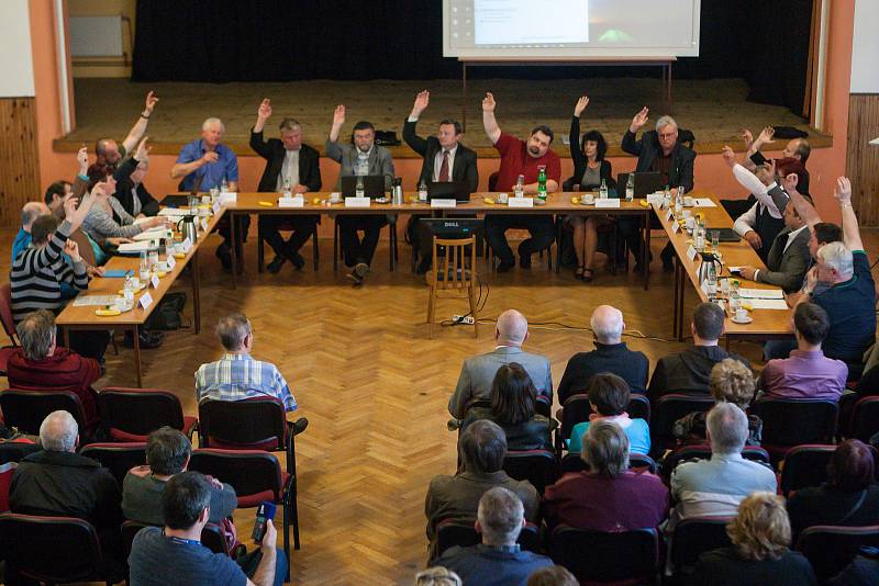 Veřejné zasedání zastupitelů města Jaroměřice nad Rokytnou o vyhlášení referenda kvůli možnému vybudování úložiště jaderného odpadu.