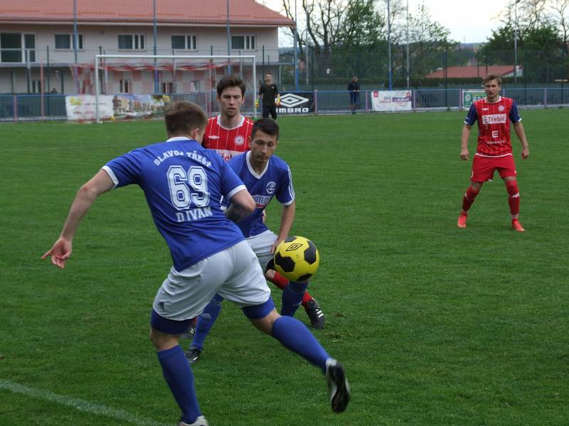 Juniorka HFK Třebíč (v červeném) prohrávala po první půli s Třeští 1:3 a ztrátu už po přestávce nedohnala.