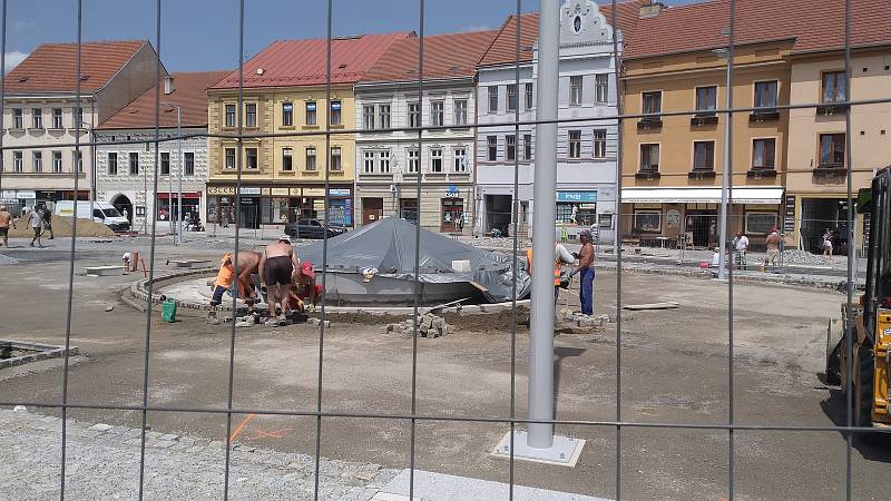 Oválnou kašnu dělníci schovali už pod plachtu