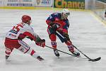 Ve středečním utkání 34. kola hokejové Chance ligy doma zdolala Horácká Slavia Třebíč (v červených dresech) prostějovské Jestřáby 3:0.