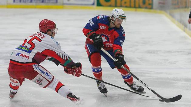 Ve středečním utkání 34. kola hokejové Chance ligy doma zdolala Horácká Slavia Třebíč (v červených dresech) prostějovské Jestřáby 3:0.