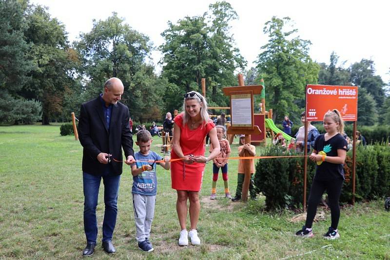 Se závěrem prázdnin se veřejnosti otevřelo na Třebíčsku několik hřišť. Nové multifunkční sportoviště mají v Hrotovicích, v Jemnici zřídili několik dětských hřišť s prolézačkami.