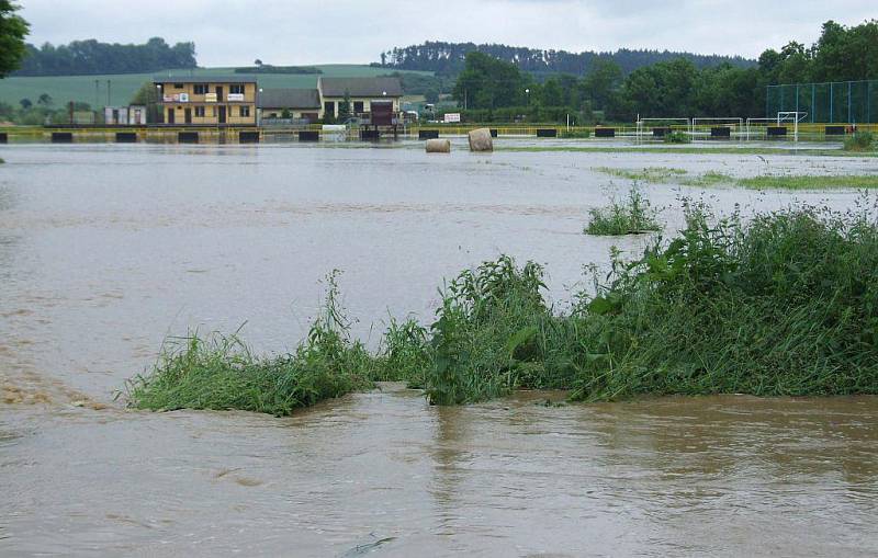 Fotbalové hřiště v Jaroměřicích. Velká voda opět potrápila Třebíčsko. Všechny řeky a potoky v pondělí po vydatných deštích zaznamenaly zvýšené průtoky.