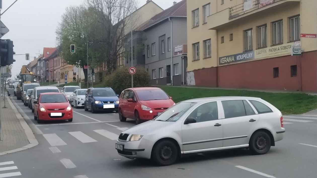V Třebíči zavřeli ulici Bedřicha Václavka. Vznikla kolona