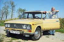 Jaroslav Houžvička zakoupil svůj VAZ 2103 v roce 1977 a opatruje jej dodnes. Autu se chystá dát nový lak.