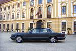 Impozantní Jaguar XJ6 1997 Martina Bartáka. Jaguar byl nafocen s laskavým svolením kastelána na nádvoří zámku v Jaroměřicích nad Rokytnou.