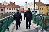 Romští asistenti prevence kriminality při pochůzce v centru Třebíče.