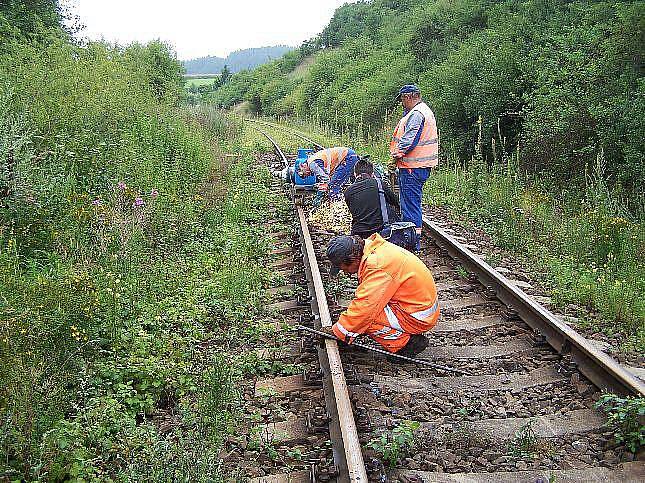 Poškozená trať Jihlava - Okříšky: Odřezávání poškozených šroubů.