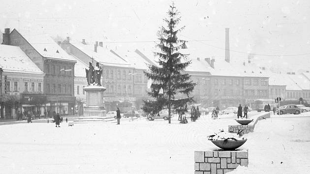 Vánoční strom na Karlově náměstí v Třebíči v roce 1969.