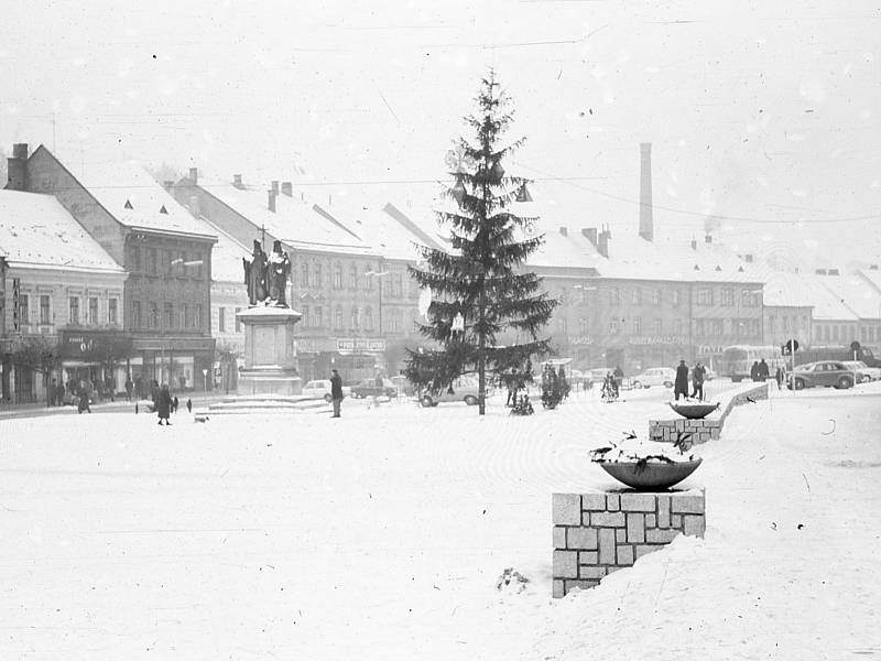 Vánoční strom na Karlově náměstí v Třebíči v roce 1969.
