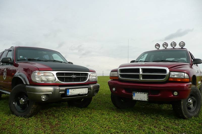 Ford Explorer versus Dodge Durango. Který vůz je lepší?