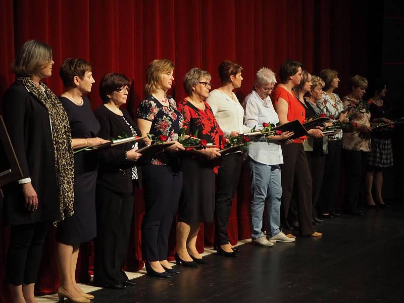 Ocenění z rukou představitelů města Třebíče obdrželo na Den učitelů čtrnáct žen. Řád bílé křídy dostalo jedenáct pedagogických a tři provozní zaměstnankyně škol.