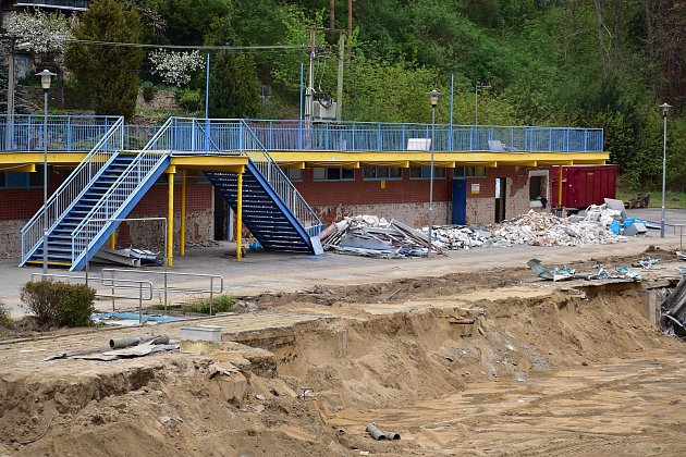 Po bazénu zůstala jen díra. Do koupaliště na Polance v Třebíči se zakously bagry