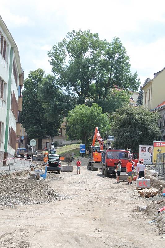 Rozkopané silnice v Třebíči. Bráfova třída má hotové kanály a vodovod. Otevřou ji dřív než na konci října?