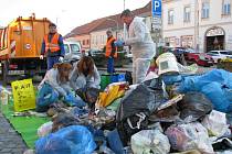 Místostarosta Jan Kocáb a zaměstnanci radnice třídí odpad na náměstí v Moravských Budějovicích.