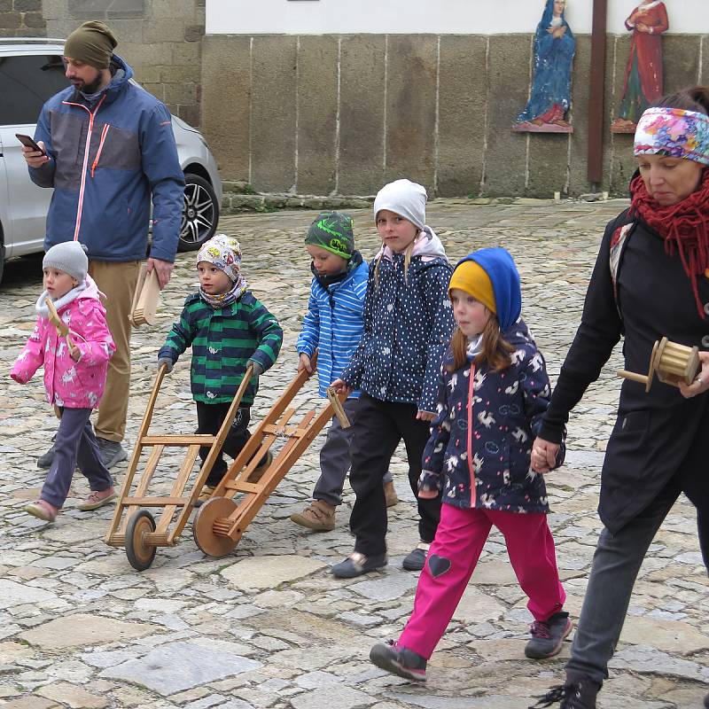 Hrkači na nádvoří třebíčského zámku.