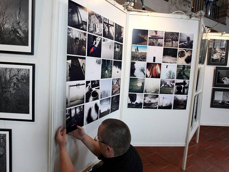 První klubová výstava Třebíčského fotografického klubu bude probíhat do konce října v prostorách Zadní synagogy v Třebíči. Své snímky na ní představí všech třináct členů.