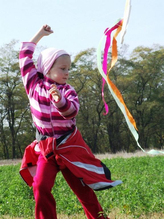 Drakiáda v Náměšti byla bez větru. Draci přesto létali a to pomocí lidského snažení a umu