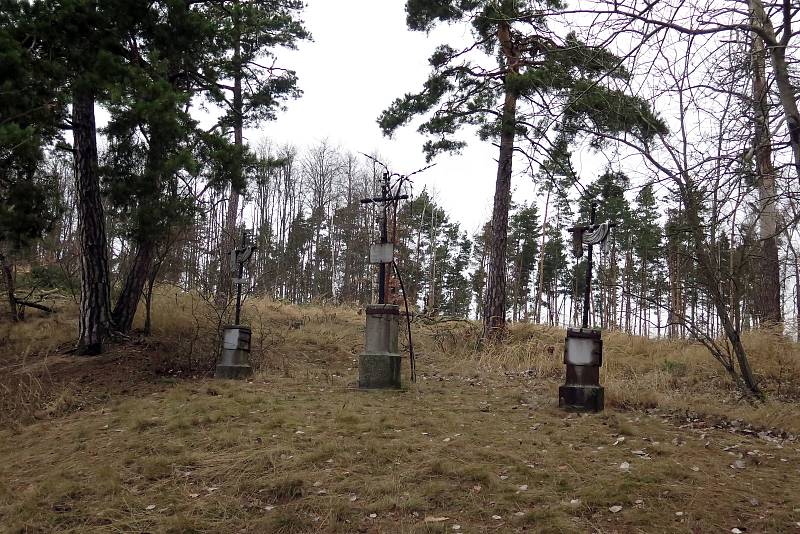 Tři kříže ve směru na Hodov prý podle pověsti upomínají na tragédii dvou bratrů a jedné krásné dívky.