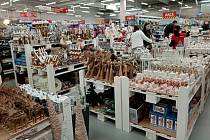 Supermarkety už nabízejí i vánoční dekorace