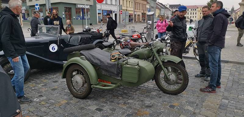 Výstava veteránů na třebíčském náměstí zakončila sezonu Veteran Car Clubu Třebíč 2022