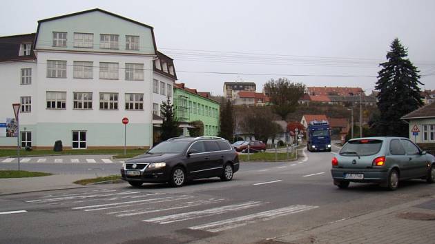 Na bývalém přechodu srazilo nákladní auto dvě chodkyně. Denně tudy i nadále přecházejí desítky žáků.