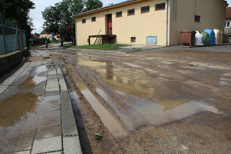 Přívaly vody a bahna z polí zaplavily Slavětice. V nové požární nádrži na návsi je teď místo dvou metrů vody dva metry bláta.