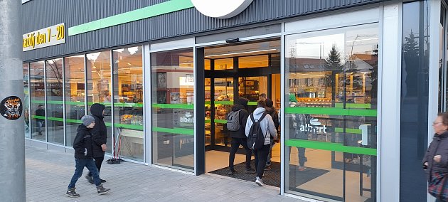 Lidé stáli ve frontě: na Komenského náměstí v Třebíči otevřel nový supermarket